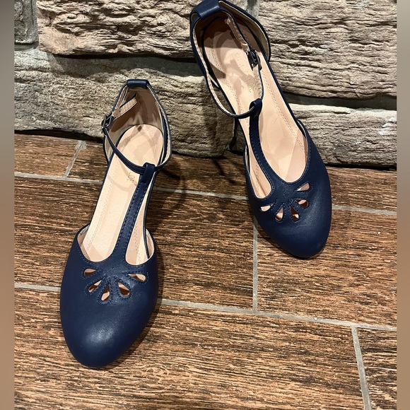 Chase & Chloe Kimmy | Vintage Kitten Heel Mary Jane Pumps - Picture 4 of 6